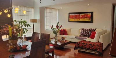 Apartamento de lujo en ubicación privilegiada, con excelente luminosidad natural creando un ambiente cálido y acogedor. Cuenta sala y comedor integrados en un gran espacio que se destaca por sus techos altos, cocina amplia con espacio para comedor aux. zona de lavandería. Dúplex. 4 habitaciones amplias y luminosas. En el segundo nivel  la zona privada se desarrolla  desde un family room hacia la habitación principal  con terraza privada  diseñada para disfrutar del aire fresco con Vestier amplio y baño  en suite .Vista privilegiada desde el último piso al parque infantil del conjunto.  Incluye dos parqueaderos y amplio deposito. Vigilancia 24 horas para garantizar la seguridad y tranquilidad de los residentes. Ubicación privilegiada cerca de servicios, comercio y excelentes vías de acceso.