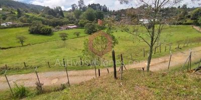 Vendo lote en Guarne, vereda La Clarita, área construida de 5000 m², topografía inclinada, cerca a la autopista medellín-bogotá, aeropuerto JMC, buenas vías de acceso, matrícula independiente.Vende Activos y Bienes, Inmobiliaria experta en administración, arrendamiento y venta de apartamentos, casas, locales, bodegas y oficinas en el Oriente Antioqueño, Medellín y toda el área Metropolitana. Información sujeta a cambios. Las imágenes de muebles, enseres, decoración y demás elementos son una referencia.