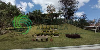 Oportunidad Única, Venta de Hermosa cabaña Campestre Si buscas tranquilidad, naturaleza y una excelente inversión, esta cabaña campestre es ideal.  Ubicación privilegiada: Ubicada en el conjunto Vista del campo en la mesa de los santos. Fácil acceso y a pocos minutos de la vía principal que conduce a los santos. Área del lote: 1.915 mts2 Área construida: 152 mts2 aprox La cabaña consta de tres niveles, en excelente estado de conservación, se vende con todo el mobiliario. Consta de sala comedor, terraza, zona de bbq, cocina, altillo para estudio o para acomodación de dormitorio, un baño, en el nivel bajo dos alcobas, cada una con baño privado, sala de televisión o tercera alcoba. Rodeada de jardines y arboles frutales.   El conjunto consta de; portería 24 horas, BBQ, salón, cacha múltiple, juegos infantiles, senderos.