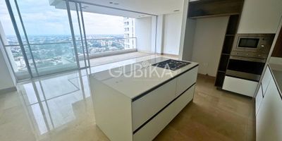 Sky Tower: vista, diseño y amplitud en Altos de Menga

Este apartamento en el exclusivo sector de Menga, norte de Cali, ofrece una experiencia de altura con confort, diseño moderno y excelente ubicación en el norte de Cali.

Ubicado en un octavo piso, cuenta con 172,6 m² distribuidos en tres habitaciones, cada una con baño privado, sala comedor amplio, baño social, cocina abierta, zona de ropas independiente, alcoba de servicio con baño, estudio y un balcón con vista despejada. Tiene tres parqueaderos y un depósito.

Zonas de esparcimiento tipo resort para toda la familia: Piscina, jacuzzi, cancha sintética, juegos infantiles, mirador, zona BBQ, parque de mascotas, gimnasio, salón de juegos para niños, sala de negocios, sala de conductores, PUB / salón social, área de juegos (billar y ping pong) y sala de Póker.

Ubika el norte con estilo, comodidad y altura.