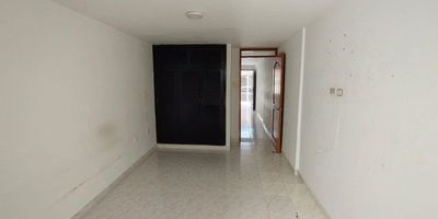 Apartaestudio en alquiler con excelente ubicación y comodidades

Se arrienda moderno apartaestudio con habitación independiente con baño privado sala comedor de concepto abierto cocina semi integral y patio de uso exclusivo ubicado en una zona residencial tranquila y de alta valorización con fácil acceso a transporte público cercano a restaurantes instituciones educativas parques y vías principales ideal para profesionales estudiantes o parejas que buscan comodidad privacidad y una excelente ubicación contáctenos para más información o para agendar una visita