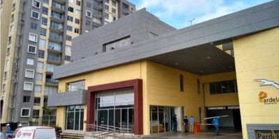 Apartamento en Arriendo – Alameda del Río

 

Apartamento de 78 m² ubicado en el sector de Alameda del Río, estrato 4, lado sombra, fresco y con excelente iluminación.

 

Características del inmueble:

 

3 habitaciones

 

2 baños

 

Balcón

 

Piscina en el conjunto

 

Parqueadero asignado

 

Área: 78 m²

 

Estrato 4

 

 

Ideal para quienes buscan vivir en un sector residencial con todas las comodidades y zonas sociales.

 

Contacto WhatsApp: 3507049400
