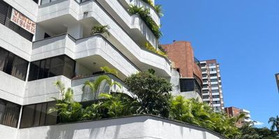 En el Oeste de cali ,  Barrio Arboleda se encuentra este imponente apartamento  de 4 habitaciones y 5 baños, con 200 metros cuadrados de elegancia y comodidad , mas 78 metros de terraza y 6 metros de patio. Zona exclusiva, via silenciosa . Sus amplios espacios invitan a la convivencia familiar, mientras que sus acabados de alta calidad brindan un ambiente de lujo y sofisticación. Con 2 parqueaderos paralelos  para mayor comodidad, este hogar es el refugio perfecto para aquellos que buscan un estilo de vida exclusivo y privilegiado. Vive la experiencia de residir en este enclave de distinción y confort.