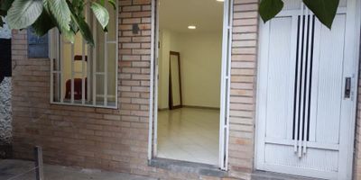 SE ARRIENDA CASA PRIMER PISO EN ENVIGADO DE 3 ALCOBAS, 3 CLOSETS, 2 BAÑOS, SALA COMEDOR, ZONA DE ROPAS, 2 PATIOS, PISO EN CERAMICA, COCINA INTEGRAL, RED DE GAS, 80 MTS, ESTRATO 3, EXCELENTE UBICACIÓN, BUEN TRANSPORTE, CERCA DE LA CALLE DE LA BUENA MESA, MAY INF - JUAN GOMEZ - 3234642239
