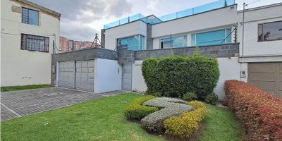 .

? Venta de Excelente Casa – Barrio Los Andes, Suba

Área total aproximada: 750 m²

Propiedad amplia, iluminada y con excelente ubicación comercial y residencial. A pocos pasos de la Cra. 62, Calle 100, Av. Suba, TransMilenio, SITP y tienda D1 de Los Andes.

? Primer Piso – 275 m² aprox.


 
 Amplio antejardín con 4 garajes y zona verde.
 
 
 Sala–comedor con baño social.
 
 
 Tres espacios amplios: oficina, sala de juntas y cuarto técnico.
 
 
 Cuarto de archivo.
 
 
 Dos baños (sin ducha).
 
 
 Cocina.
 
 
 Jardín interior con poceta de lavado.
 
 
 2 garajes cubiertos adicionales.
 


? Segundo Piso – 250 m² aprox.


 
 Alcoba principal con baño privado.
 
 
 Tres alcobas con clóset.
 
 
 Baño social.
 
 
 Alcoba adicional con clóset y baño privado.
 
 
 Sala, comedor y cocina integral.
 


? Tercer Piso – 225 m² aprox.


 
 Terraza descubierta.
 
 
 Cuarto de San Alejo / Depósito.
 
 
 Área libre con dóm o.
 
 
 Baño turco (sauna húmeda).
 
 
 Zona de lavandería.
 


⭐ Ventajas del sector


 
 Excelente zona comercial y residencial.
 
 
 Acceso rápido a vías principales.
 
 
 Transporte público cercano.
 
 
 Servicios, comercio y supermercados muy próximos.
 

