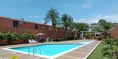 VENTA HERMOSA CASA EN CONJUNTO CERRADO DE 2 NIVELES BARRIO VALLE DEL LILI
PRECIO $397.000.000	
103 metros construidos
Estrato 4
PRIMER NIVEL
2 Parqueaderos
Sala
Comedor (aparte)
Estudio
Cocina integral
Baño social
Patio y zona de oficios independiente
SEGUNDO NIVEL
1 Habitación principal con baño privado, clóset y aire acondicionado
Baño de alcobas
2 habitaciones auxiliares con clóset (una de ellas con aire acondicionado)