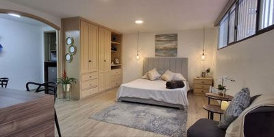 Acogedor aparta-estudio ubicado en segundo piso, con iluminación natural, cómodos espacios, cocina integral, un baño. Ubicado sobre el Parkway de La Soledad, uno de los mejores sectores de Bogotá, cerca a restaurantes, centros culturales, comercio y zonas verdes. Se arrienda amoblado. El edificio cuenta con lavandería comunal y sala de co-working.