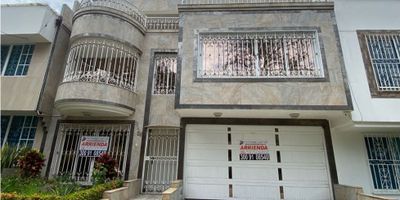 CASA EN ALQUILER CALI AL SUR BARRIO CIUDAD JARDIN, Casa en alquiler al sur de Cali, 420 m² construidos, ubicada en un sector tranquilo y con excelente accesibilidad, cerca de Holguines Trade Center, universidades, Unicentro y estación del MIO. En el primer nivel dispone de antejardín, garaje interno con puerta eléctrica para dos automóviles, amplia sala, comedor, sala de espera, baño social, cocina integral, zona de oficios independiente, habitación de servicio con baño privado, patio, piscina y jacuzzi. En el segundo nivel cuenta con cuatro habitaciones con baño privado y aire acondicionado, además de un estudio. En el tercer nivel se encuentran tres habitaciones, baño de habitaciones, gimnasio, mesa de billar, bar y terraza con excelente vista. Un inmueble con espacios generosos, ideal para disfrutar en familia, con todas las comodidades y en una ubicación privilegiada. (COD 9476718 - CARRERA 101 B # 11 A - 59 BARRIO CIUDAD JARDIN)
