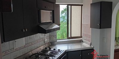Apartamento en venta en Poblado, Medellín de 110 m2 aproximadamente, cuenta con 4 alcobas, 3 closets, 3 baños, biblioteca, sala-comedor, cocina integral, red de gas, zona de ropas, calentador, balcón y parqueadero.En unidad edificio con shut basuras, ascensor,  y portería diurna.Adicional tiene rutas de acceso y transporteCercanías:&nbsp;Hotel Intercontinental, Restaurante Hato Viejo