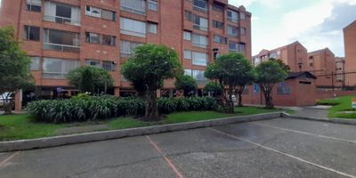 Hermoso apartamento de 74 m², con excelente distribución y luminosidad. Cuenta con 3 alcobas, la principal con baño privado, baño de alcobas - social, sala-comedor integrada, cocina con estufa y calentador a gas, además de pisos en baldosa y vista exterior.
Incluye un garaje y está ubicado en un conjunto cerrado con zona infantil y 2 salones comunales, que brindan comodidad y espacios de recreación. Su localización es estratégica, cerca de TransMilenio, el CC Santafé y el CC Mirandela, con fácil acceso a vías principales y zonas comerciales.