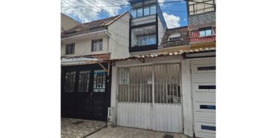 cogedora casa bifamiliar de 98 m² construidos, ubicada en el barrio Nueva Madelena, un sector residencial tranquilo y de fácil acceso en Bogotá. La propiedad, con antigüedad de 35 años, se desarrolla en tres pisos y cuenta con 3 habitaciones, 2 baños, sala-comedor, cocina, zona de ropas y 1 parqueadero privado, ofreciendo espacios funcionales para una familia.

Se encuentra en estrato 3, con una administración mensual de $91.000 e impuesto predial aproximado de $1.100.000. La casa está libre de gravámenes, lo que facilita el proceso de negociación.
