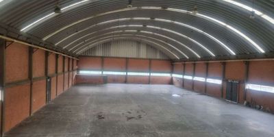 Área bodega: 2.100 m²

Área oficinas: 525 m²

Altura: doble altura

Capacidad eléctrica: 250 KVA

Resistencia de piso: 5 Ton/m²

Muelles de carga: 2

Bodega de amplios espacios con oficinas integradas, doble altura, piso de alta resistencia y capacidad eléctrica industrial. Cuenta con muelles de carga, parqueaderos y una ubicación estratégica en Tocancipá.
