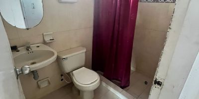 Se vende casa de dos pisos en el centro de Monteria, consta de 3 habitaciones, 2 banos sociales, cocina, sala comedor, balcon, zona de roas y patio