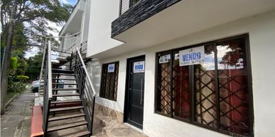 Amplia casa de 84 m² construidos ubicada en el primer piso de un pasaje tranquilo en el barrio Santa Ana, Palmira. La vivienda cuenta con 3 habitaciones con clóset, 2 baños, sala-comedor, cocina semi integral en buen estado, zona de oficios y espacio de patio. Ofrece un diseño funcional para el confort familiar. Aunque no tiene parqueadero interno, el pasaje cuenta con bahía para carro, lo cual facilita el estacionamiento. Su ubicación es estratégica, con cercanía a Llano Grande Plaza, Éxito, Olímpica, bancos, colegios, iglesias y la clínica Santa Bárbara. Además, cuenta con excelentes vías de acceso hacia el centro de Palmira, Cali y el aeropuerto. Es una opción ideal para quienes buscan un hogar cómodo, bien ubicado y con excelente proyección en valorización. Cód. 9483417
