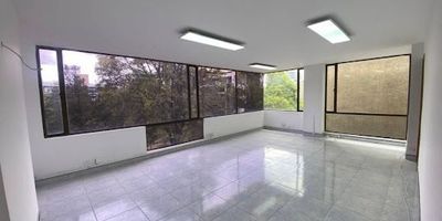 ¡El espacio corporativo que tu empresa necesita!Ubicadas en el Edificio Park Center 97, estas oficinas en el 5 piso ofrecen 635 m diseñados para potenciar la productividad y el crecimiento de tu empresa.Distribuidas en dos niveles 5 y 6 piso, cuentan con13 oficinas privadas para equipos y ejecutivos.3 salas de juntas para reuniones estratégicas.Recepción amplia que brinda una excelente primera impresión.8 baños y 2 cocinetas para mayor comodidad.11 parqueaderos privados, ideales para tu equipo y clientes.Cuarto de cómputo para optimizar tu infraestructura tecnológica.Entradas y salidas de emergencia para tu seguridad.Su ubicación en Chicó te garantiza cercanía a importantes vías de acceso, transporte público, restaurantes y servicios corporativos, en una zona de alta valorización.Un espacio funcional, moderno y estratégicamente ubicado para llevar tu negocio al siguiente nivel.¡Agenda tu visita y conoce tu próxima oficina!.