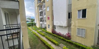 En venta hermoso apartamento en el Conjunto Residencial Agua Clara, ubicado en un segundo piso y totalmente remodelado, que ofrece un ambiente moderno, fresco y muy acogedor. Consta de sala-comedor con balcón de vista tranquila, cocina integral, zona de oficios independiente, tres habitaciones (la principal con baño privado) y baño social. Se destaca por su excelente iluminación y ventilación natural, además de contar con parqueadero comunal. El conjunto ofrece piscinas, juegos infantiles y salón social, en una ubicación privilegiada cerca de parques, universidades y con excelente acceso al transporte urbano.