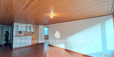 Apartamento, venta, Chapinero, Chico Reservado.

Este apartamento no amoblado de 59.07 m² se destaca por su iluminación natural y espacios acogedores que invitan al confort diario. Ubicado en un segundo piso con escaleras amplias, cuenta con 2 alcobas, 2 baños, sala comedor, cocina integral con red de gas y calentador a gas, además de zona de ropas independiente. Sus pisos en madera laminada brindan calidez y estilo, mientras que los 2 closets ofrecen organización práctica. Incluye parqueadero independiente cubierto y útil. La puerta con chapa de seguridad aporta tranquilidad, y el acceso con tarjetas garantiza mayor control. El edificio ofrece vigilancia 12 horas, citófono y cámaras de seguridad. Su ubicación estratégica facilita el acceso a la Calle 100, Calle 94 y Carrera 11, además de cercanía a la Universidad Militar, el World Trade Center y el Parque de la 93. Una excelente oportunidad de inversión en un entorno residencial exclusivo. Contáctanos y agenda tu visita hoy mismo.