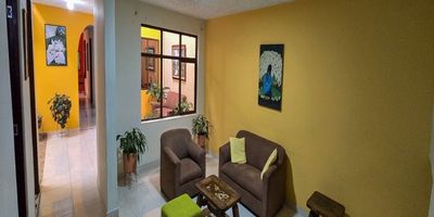 CASA EN VENTA BARRIO LAS AMERICAS
Propiedad ideal para uso bifamiliar, institucional o comercial, gracias a sus dos pisos totalmente independientes.

 Características principales:
 - 7,15 m de frente x 35 m de fondo (lote amplio).
 - Área construida: 199 m² en el primer piso y 186 m² en el segundo piso.
 - Primer piso: 3 alcobas, garaje/local comercial, sala social, comedor, cocina, cuarto de servicio, 2 baños y espacio de antesala.
 - Segundo piso: 4 alcobas, salón de eventos, comedor, cocina y 2 baños.

 Estrato 3 – excelente ubicación, cerca a servicios, colegios y zonas comerciales.