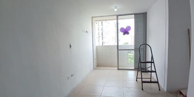 Apartamento en venta en Condina en unidad cerrada cerca a supermercados de cadena, rutas de transporte público y servicios complementarios de la zona. Cuenta con salacomedor, pisos en cerámica, tres habitaciones con closet, dos baños, cocina integral tipo americano en mesón de acero, estufa, calentador a gas y zona de ropas. La unidad posee de un parqueadero cubierto, ascensores, piscina, gimnasio, salón comunal, sauna turco, parques infantiles, placa polideportiva, zonas verdes, circuito cerrado de tv, vigilancia y portería las 24 horas. Inmueble sujeto a verificación de disponibilidad.