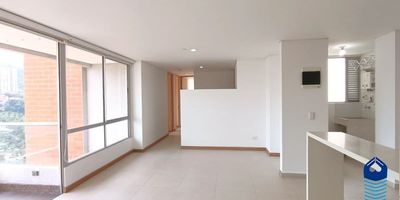 Apartamento en Arriendo – Sabaneta, Piso 27Se arrienda moderno apartamento ubicado en Sabaneta sector la Doctora, con un área de 84 m², estrato 3, en el piso 27 de una unidad cerrada con portería 24 horas que garantiza seguridad y tranquilidad.El inmueble cuenta con 3 habitaciones, la principal con vestier y baño privado, un baño adicional completo, dos closets, sala comedor amplia, cocina integral, zona de ropas, red de gas y calentador, balcón con hermosa vista y un espacio de estudio.Entre sus comodidades adicionales incluye ascensor, parqueadero, cuarto útil, piscina, juegos infantiles y zonas comunes para disfrutar en familia.La ubicación es estratégica, con conexión a la Avenida El Poblado, a solo 5 minutos del Centro Comercial Aves María y del parque principal de Sabaneta. Es una zona segura y residencial, rodeada de oferta gastronómica, comercio y fácil acceso a transporte público.Una gran oportunidad para vivir con comodidad y excelente ubicación. Contáctanos en Raskcielo y ag