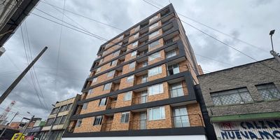 Se arrienda acogedor apartamento tipo loft de 49 m² ubicado en el piso 2 de un edificio moderno y bien equipado. El inmueble cuenta con una excelente distribución: 1 amplia habitación con walking closet y baño privado, Sala-comedor con excelente iluminación natural, Cocina integral abierta, moderna y funcional, Baño social independiente, Zona de lavandería, Parqueadero cubierto incluido, El edificio ofrece completas zonas comunes ideales para el trabajo, el descanso y el entretenimiento, Terraza con zona BBQ, Gimnasio completamente dotado, Espacio de coworking, Parqueaderos para visitantes, Vigilancia 24/7 y acceso controlado, Ideal para personas solteras, parejas o profesionales que buscan comodidad, diseño y buena ubicación en un entorno tranquilo y seguro.
¡Contáctanos para agendar tu visita! Cod: 4874