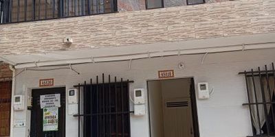 apartaestudio ubicado en Itagüí, barrio San Pio: ¡Vive la libertad en tu propio espacio! Descubre el apartaestudio perfecto en Itagüí, el corazón de San Pio. Con 55 m² de puro confort, este acogedor hogar te brindará la independencia que buscas. Prepárate para disfrutar de una cocina integral que te inspirará a crear deliciosos platillos, mientras que la zona de ropas te facilitará las tareas del hogar. Además, contarás con un práctico closet y un cómodo baño para tu total comodidad. ¿Buscas cercanía a todo lo que necesitas? Este apartaestudio está rodeado de colegios, centros comerciales y excelente transporte público, convirtiéndolo en el lugar ideal para vivir. ¡Vive la vida a tu manera en este apartaestudio moderno y funcional! Prepárate para disfrutar de la independencia y la tranquilidad que tanto has soñado. ¡Contacta ahora y haz de este espacio tu nuevo