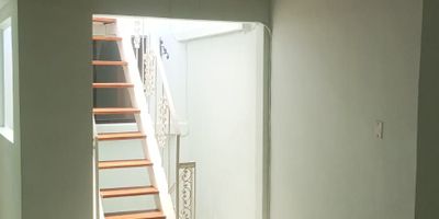 CASA EN VENTA 3 NIVELES
URBANIZACION FLORES Y COLORES

Primer nivel, sala comedor, cocina integral, zona de ropas, 1 alcoba, 1 baño.
Segundo nivel, 2 alcobas, 2 closet
Tercer nivel, 1 alcoba, 1 closet, 1 baño

Unidad con piscina, zonas verdes, cancha, salon social