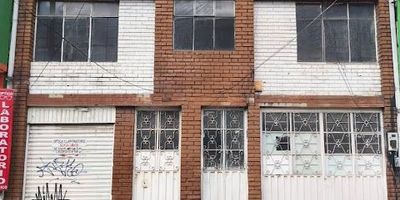 Casa-lote ideal para reconstruir totalmente a tan solo media cuadra de la Carrera 100, sector de alta demanda y fácil acceso a vías principales, muy cerca al Parque principal de Fontibón, en una zona de alta valorización y con gran proyección urbanística perfecto para desarrollar un proyecto residencial, comercial o mixto.