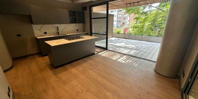 Codigo 28572. Apartaestudio en arriendo ubicado en El Poblado sector Castropol Características:• 1 Habitación con baño privado, piso en madera laminada y cabina en vidrio templado• 2 baños en total• Sala – comedor• Cocina abierta integral con cubierta a gas y campana, mesón en mármol• Zona de ropas• Patio• Parqueadero sencillo• Cuarto útil• 124 m² construidos• 1 nivelDescripción:Estrena este apartaestudio en Castropol, uno de los sectores residenciales más tranquilos y valorizados de El Poblado. Su diseño moderno combina un área social amplia con un patio privado que brinda ventilación e iluminación natural, creando un ambiente acogedor y funcional.La cocina abierta integral con mesón en mármol conecta con la sala-comedor y la zona de ropas, mientras la habitación principal cuenta con baño privado y acabados modernos. Además, dispone de un baño auxiliar, parqueadero sencillo y cuarto útil.Entorno:– A pocos pasos de la Avenida El Poblado y la Avenida Las Palmas– Fácil acceso a transporte público y vías principales– Cercanía a restaurantes, cafés, supermercados y zonas de serviciosZonas comunes:Portería 24 horas. Actualmente, las zonas comunes se encuentran en construcción, lo que asegura mayor valorización en el futuro.Nota: Canon de arrendamiento $4.500.000. Inmueble nuevo, listo para estrenar.