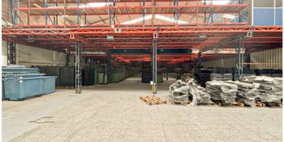 Arriendo bodega de 2.420 m² en Zona Industrial de Puente Aranda. Cuenta con área de almacenamiento a piso de 1.490 m², más un mezzanine de 700 m². Área de oficinas y servicios 230 m² distribuidos en dos pisos (segundo y tercer nivel). 

Pisos de alta resistencia con capacidad de carga portante de 4 Ton/m², capacidad de carga eléctrica 150 kva.

Ubicada en zona industrial de alto impacto en Puente Aranda, sobre vía amplia, lo que facilita ingreso y salida de vehículos pesados. Excelente conectividad a múltiples vías y avenidas principales que facilitan la distribución logística a todos los sectores de la ciudad.
