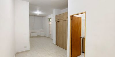 Arriendo Medellín Barrio Boston hermoso e iluminado apartaestudio primer piso, cuenat con 1 alcoba, closet amplio, baño cabinado con calentador eléctrico, cocina semi integral con gas de pipeta. Excelente ubicación cerca al parque de Boston buenas rutas de transporte público.
NOTA: SERVICIOS INCLUIDOS (AGUA, ENERGIA Y SANEAMIENTO)