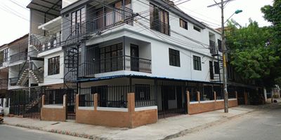 Se vende excelente Edificio esquinero remodelado en el barrio Guabal a una cuadra de la paso ancho de 3 pisos tiene 5 aparta estudios y 4 apartamentos todos alquilados renta $ 6.400.000 ,área lote 168 mts.