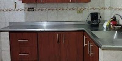 amplia casa primer piso en el sector de guayabal el rodeo cerca a la iglesia de cristo rey, a la 65  con excelente servicio de transporte 