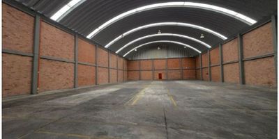 Moderna bodega ubicada en parque industrial, diseñada para operaciones logísticas e industriales de alto nivel. Su excelente distribución, infraestructura robusta y características técnicas garantizan eficiencia operativa, seguridad y comodidad.

Características principales
Área total construida: 1.481 m² // Área de terreno: 1.420 m² // Área libre de bodega: 1.076 m² // Altura: 9 m a viga canal y 13 m a cumbrera // Piso de alta resistencia con capacidad de 5 ton/m² // 1 muelle de carga a nivel para camión pesado, mula o patineta // Portón de acceso: 5 m de ancho x 5,5 m de alto // Parqueaderos privados: 6 // Red contra incendio comunal con equipo de bombeo y gabinetes // Tanque de almacenamiento de agua potable y equipo de bombeo interno // Cubierta autoportante en teja metálica con tramos en fibra de vidrio para iluminación natural // Vigas canales en concreto impermeabilizadas.

Área administrativa
Tres niveles de oficinas con recepción en primer piso // Dos baterías de baño por género en el segundo y tercer nivel // Dos baterías de baños adicionales en el área de bodega con divisiones metálicas // Puertas internas metálicas y amplios espacios funcionales.
