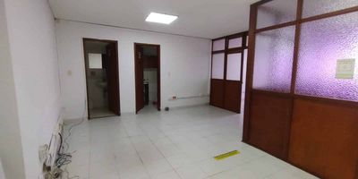Se arrienda excelente oficina ubicada en pleno centro de la ciudad, ideal para empresas, profesionales independientes o coworking. La oficina cuenta con:Superficie aproximada de 60 m²Espacios amplios y luminososcajilla de seguridad y 2 aires acondicionados nuevos 1 baño privado (o baños compartidos, según sea el caso)RecepciónAcceso controlado y seguridadCercana a bancos, servicios, notarías, restaurantes y locomoción colectiva