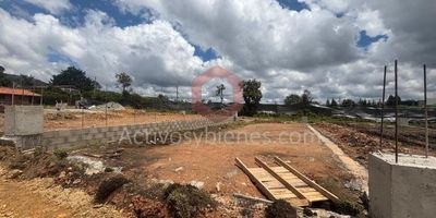 Bodega en construcción en Guarne, vía aeropuerto, 140 m² en un lote con excelente ubicación,  vía de acceso de 12 metros, lo que garantiza comodidad para ingreso y salida, podrás utilizar el carril frontal como parqueadero para visitantes o carga rápida, diseño funcional y práctico para diferentes tipos de negocios, ideal para almacenamiento, distribución o empresas que buscan un espacio estratégico. Las imágenes de muebles, enseres, decoración y demás elementos son una referencia. Arrienda Activos y Bienes, Inmobiliaria experta en administración, arrendamiento y venta de apartamentos, casas, locales, bodegas y oficinas en el Oriente Antioqueño, Medellín y toda el área Metropolitana