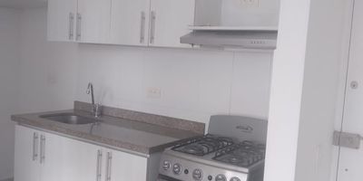 Apartamento en venta en Villa Verde en unidad cerrada, cerca a supermercados de cadena, rutas de transporte público y servicios complementarios de la zona. Cuenta con salacomedor, pisos en cerámica, tres habitaciones, dos baños, cocina integral en mesón de marmol, estufa, calentador a gas y zona de ropas. La unidad posee de un parqueadero descubierto. ascensor, piscina, gimnasio, salón comunal, parques infantiles y placa polideportiva. Además cuenta con circuito cerrado de tv, portería y vigilancia las 24 horas. Inmueble sujeto a verificación de disponibilidad. Venta Villa Verde Pereira