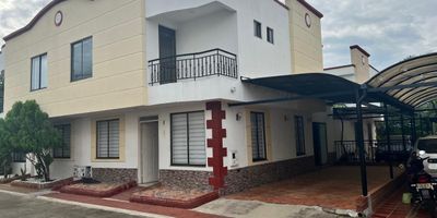 Amplia casa en venta en Neiva, Huila, situada en el barrio El Faro, dentro del condominio Ceiba Real al sur de la ciudad. Esta propiedad de 103 m², distribuida en 2 plantas, ofrece 3 habitaciones y 2 baños, ideal para la vida familiar. Incluye un parqueadero y cuenta con 10 años de antigüedad. El inmueble, estrato 3, tiene un valor de venta de $350.000.000 y una administración de $330.000. Una excelente opción de vivienda en Neiva. Para más detalles o agendar una visita, contáctenos vía WhatsApp, a través de quiero que me contacten o ver teléfonos.
