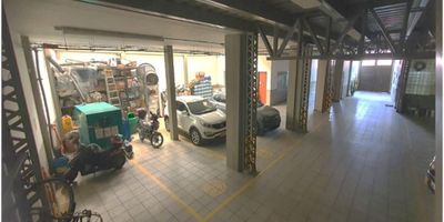 Excelente edificio comercial con bodega, ubicado en una zona de alta proyección y vocación comercial, .

El inmueble cuenta con un área total construida de 1.700 m² aproximadamente, desarrollado en tres pisos sobre dos lotes contiguos (cada uno de 10 m de frente x 30 m de fondo) que suman un frente total de 20 m y un fondo de 30 m, con dos matrículas inmobiliarias. El primer piso dispone de área de bodega o parqueadero, zona de cargue y descargue con puerta para furgón, y un área de local comercial. En los pisos 2 y 3 se encuentran las oficinas, conformadas por áreas abiertas de trabajo, oficinas cerradas y sala de juntas, complementadas con una batería de baños por piso para un total de 10 baños.

El edificio cuenta con energía de 35 KVA, servicios de agua, luz y gas natural, lo que lo hace ideal para empresas de comercio, servicios o actividades mixtas que requieran amplios espacios de almacenamiento y operación.
