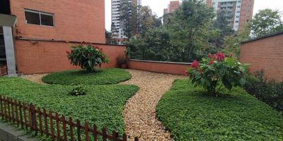 Los Benedictinos, uno de los sectores mas exclusivos y tranquilos de Envigado. Disfruta de un entorno residencial rodeado de naturaleza, con facil acceso a la ciudad y una vista privilegiada. Ideal para quienes buscan calidad de vida, seguridad y un ambiente sereno sin alejarse de lo urbano.