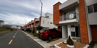 Casa esquinera en Galicia, amplia y con espacios pensados para toda la familia
Este hogar pertenece al modelo mas grande del conjunto, con un diseño que combina comodidad, amplitud y una excelente ubicacion

En el primer piso disfrutaras de una sala y comedor integrados, cocina equipada, baño social, patio y una habitacion auxiliar muy practica
En el segundo nivel se encuentran la sala de TV, tres habitaciones auxiliares, otro baño y la habitacion principal con baño privado y balcon
Finalmente, en el tercer nivel, la casa ofrece una terraza amplia con zona BBQ perfecta para compartir con amigos y familia

Con un area construida de 106 m2 y privada de 92,49 m2 es una opcion ideal para quienes buscan confort, espacios bien distribuidos y un lugar para disfrutar al maximo
