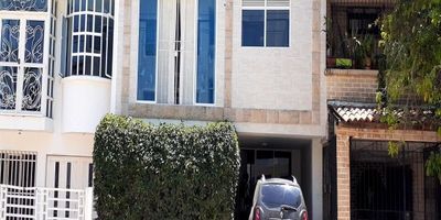 Vendo Casa Independiente, vive con estilo y comodidad en esta casa ubicada en el tradicional barrio La Pradera, al sur de Jamundí, Características Principales Área de Lote 140 m2, Construidos 255 m2 Estrato 4, Año de construcción 2014, 4 habitaciones (principal con Vestier y baño privado) 3 baños en total garaje semicubierto y antejardín amplia sala y comedor cocina integral moderna patio grande, zona de oficios, estudio o habitación y hall de alcobas en el segundo piso. 

La casa se distribuye en 2 niveles pensados para tu confort
Primer piso espacios sociales iluminados, habitación auxiliar, baño social y patio amplio, Segundo piso zona privada con 3 alcobas, estudio y hall familiar. 

Ubicación privilegiada en una zona tranquila, familiar y con fácil acceso a vías principales, transporte y comercio, Ideal para quienes buscan un hogar amplio, funcional y con excelentes acabados.

Agenda tu visita ahora y descubre la casa de tus sueños en Jamundí.