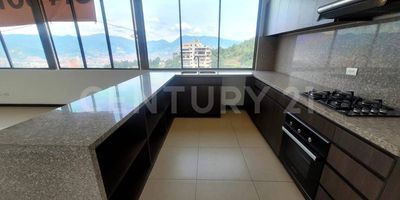 . Exclusivo penthouse dúplex en arriendo, ubicado en la Loma del Marianito, es tu refugio ideal. Aquí, vivirás en un entorno tranquilo y verde, con el privilegio de despertar cada mañana con las vistas más espectaculares de Medellín, sintiendo que estás en una finca, pero a solo unos minutos de todo. Este espacioso hogar de 163 m² ha sido diseñado para quienes aprecian la privacidad y el confort. Disfruta de una generosa sala-comedor, perfecta para recibir a tus seres queridos, y de un amplio balcón desde donde contemplarás la inmensidad de la ciudad y las montañas, tu lugar favorito para un café por la mañana. Con 4 habitaciones, todas con baño privado, tendrás todo el espacio que tu familia necesita para vivir sin límites.
Además, te mudarás a una exclusiva unidad residencial que funciona como tu propio club privado: piscina, gimnasio, cancha de fútbol, zonas verdes, sauna, turco y un área de mascotas. Todo en un solo lugar, para que disfrutes de tu tiempo libre sin salir de casa. 