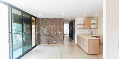 Imagina despertar cada mañana en un lugar donde la tranquilidad y el confort se encuentran con una vista inigualable. Este exclusivo apartamento en la Loma de San José no es solo un inmueble, es el inicio de una nueva vida para ti y tu familia. Aquí, encontrarás el equilibrio perfecto entre la paz de un sector residencial y la comodidad de tenerlo todo al alcance de tu mano. Inteligentemente distribuidos, este apartamento cuenta con 2 habitaciones y 3 baños, ofreciéndote el espacio ideal para cada miembro de la familia. El piso 15 te garantiza una vista panorámica que te dejará sin aliento, perfecta para disfrutar desde tu balcón privado. Además, la practicidad es una de sus mayores fortalezas: incluye dos parqueaderos cubiertos y un depósito, solucionando de una vez por todas tus necesidades de almacenamiento y seguridad para tus vehículos.
Pero la experiencia no termina en la puerta de tu hogar. La unidad residencial es un verdadero club privado. Relájate en la piscina climatizada, desconéctate en el jacuzzi o el baño turco, mantente en forma en el gimnasio o celebra momentos especiales en el salón social y la terraza BBQ. Los más pequeños tienen su propio paraíso en los juegos infantiles, y lo mejor, tus mascotas son bienvenidas.
Si buscas la combinación perfecta de lujo, seguridad y una ubicación privilegiada en Sabaneta, este apartamento es la mejor inversión en tu felicidad y calidad de vida.