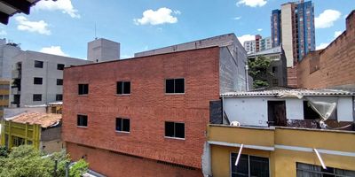 Arriende esta espaciosa casa en el barrio Boston, Medellín, Antioquia. Con 128 m² de área, este inmueble cuenta con 4 habitaciones y 3 baños, ofreciendo espacio para su comodidad. Incluye un parqueadero. Su ubicación en el estrato 4 del sector Boston garantiza fácil acceso a comercios, transporte público y servicios esenciales en Medellín. El canon de arriendo es de $2.600.000. Una opción de vivienda práctica en Antioquia. Para agendar una visita o recibir más información sobre esta casa en arriendo, contáctenos. Opciones: WhatsApp, quiero que me contacten, ver teléfonos.