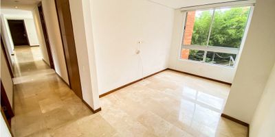 Hermoso apartamento moderno con amplio balcon y una excelente ubicación a solo 5 minutos del mall del este y ccial el Tesoro ? Área: 190 m² – 

✨ Distribución del apartamento:
    •    ?️ Sala y comedor integrados
    •    ? Balcón amplio
    •    ? Baño social
    •    ? Cocina integral con isla
    •    ? Zona de ropas
    •    ?‍? Habitación de servicio con baño
    •    ? Hall de alcobas
    •    ?️ Habitación principal con baño y vestier
    •    ?️ Habitación secundaria con baño y vestier
    •    ?️ Habitación secundaria con baño y clóset
    •    ? Biblioteca o sala de estar
    •    ? Clóset de linos

2 cuantos útil y parqueadero doble 

? Un hogar amplio, cómodo y con todo lo que necesitas para vivir con tranquilidad.
