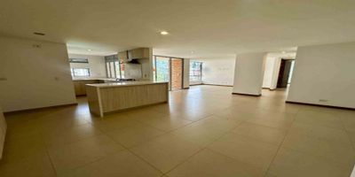 Codigo 28579.  Apartamento en arriendo ubicado en Envigado sector Loma de Las Brujas Características:• 2 habitaciones (principal con vestier y baño privado)• 3 baños completos• Sala y comedor independientes• Biblioteca o estudio• Cocina abierta integral con cubierta a gas, campana y mesón en Quarztone• Zona de ropas• Balcón con vista• 2 parqueaderos paralelos• 2 cuartos útiles• Red de gas y servicios públicos completos• Un nivel – Piso 13Descripción:Este apartamento en la exclusiva Loma de las Brujas, Envigado, ofrece confort, amplitud y una ubicación privilegiada. Con 110 m², dispone de dos habitaciones, siendo la principal espaciosa con vestier, baño privado y cabina en vidrio templado. La habitación auxiliar cuenta con clóset y acabados en cerámica.El inmueble integra espacios sociales independientes como sala, comedor y biblioteca o estudio, además de un balcón con excelente iluminación natural. La cocina abierta, de diseño moderno, está equipada con cubierta a gas, campana y mesón en Quarztone. Incluye zona de ropas, dos cuartos útiles y parqueadero doble paralelo.Entorno:– Ubicado en sector residencial de alta valorización, rodeado de naturaleza– A pocos minutos del centro comercial City Plaza y de la Loma del Escobero– Fácil acceso a vías principales y transporte público– Cercano a colegios, gimnasios, supermercados y cafésZonas comunes:– Portería 24 horas y lobby– Piscinas para adultos y niños– Gimnasio, salón social y turco– Cancha deportiva y zona BBQ– Parque infantil y zonas verdes– Zona de mascotas y parqueadero de visitantesNota: Canon de arrendamiento $4.700.000. El inmueble admite mascotas.Agenda tu visita con Grupo Santamaría y descubre este apartamento ideal para quienes buscan calidad de vida, exclusividad y contacto con la naturaleza en Envigado.