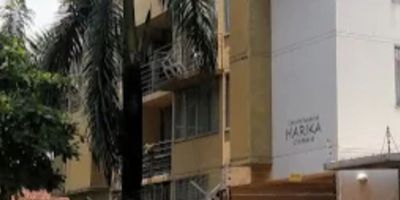 CIUDAD. Cali   ACCIÓN.  Venta   PROPIEDAD Apartamento Piso 4° sin ascensor .  ÁREA 76 M2  UBICACION.  Unidad Residencial  Harika en El Refugio. ADMINISTRACIÓN $357.000 DETALLES  Tiene  Sala Comedor. Cocina Integral.  Zona de ropas. Tres habitaciones  Dos baños.  Vista Exterior.  Parqueadero Comunitario. La Zona Social tiene:  Piscina.  Salón social-  Zona de juegos para niños- Portería con Vigilancia Privada 24 horas.   Zona verde. Conjunto cerrado.
CÓDIGO:c1B6865T1P4A406E4A14
PRECIO DE VENTA: $230´000.000