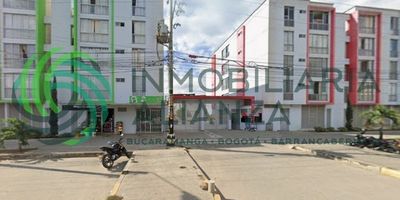 Se vende apartamento ubicado en el Conjunto Residencial Villamil Real, en el barrio Ciudadela Villamil, en Girón, ofrece comodidad, modernidad y una excelente ubicación. Se encuentra en el tercer piso sin ascensor y cuenta con tres alcobas con closet, dos baños, sala-comedor, cocina semi-integral, zona de ropas, ventanal con buena ventilación y parqueadero cubierto, tiene un área de 66m2  El conjunto residencial dispone de completas zonas sociales ideales para disfrutar en familia como Salón social, BBQ y portería con vigilancia 24/7. Una gran oportunidad para vivir o invertir en un sector tranquilo y de alta valorización de la ciudad. Agenda tu cita