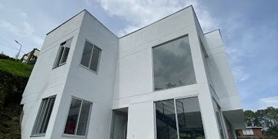 Providencia Inmobiliaria con matrícula SGM-MAOM-2016-7 tiene en arriendo una espectacular casa campestre para estrenar en el sector del Arenillo, con excelente iluminación, con amplios espacios cerca a colegios, iglesia, zonas verdes, supermercados, juegos infantiles, zona tranquila y segura, consta de sala comedor, cocina semi con barra americana, cuatro cuartos con clóset cada uno, estudio, pisos en cerámica, techos en PVC, acabados modernos, zonas verdes amplias y hermosas, zona campestre.